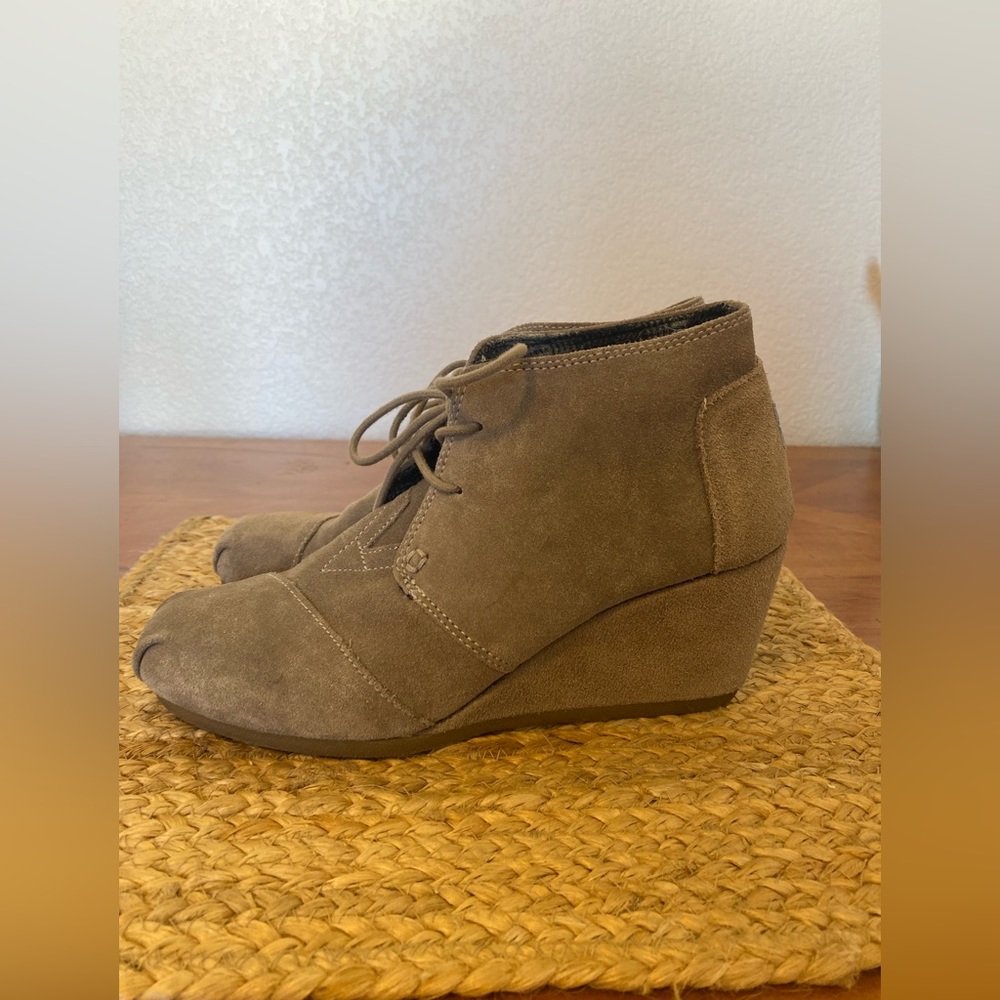 Tom's suede Wedge